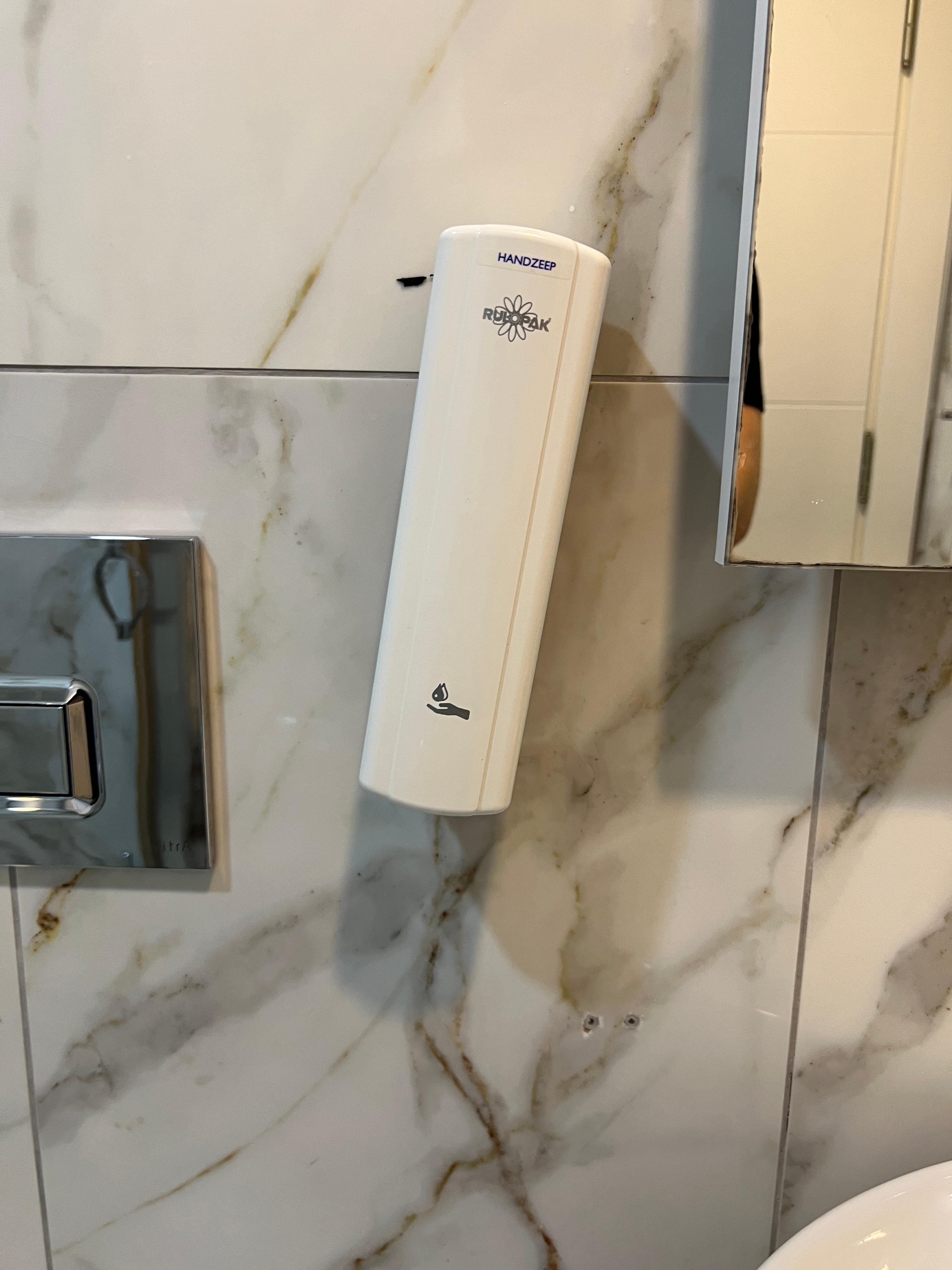 Defekter und schiefer Seifenspender