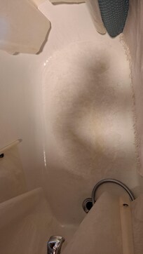 Émail de la baignoire abimé.