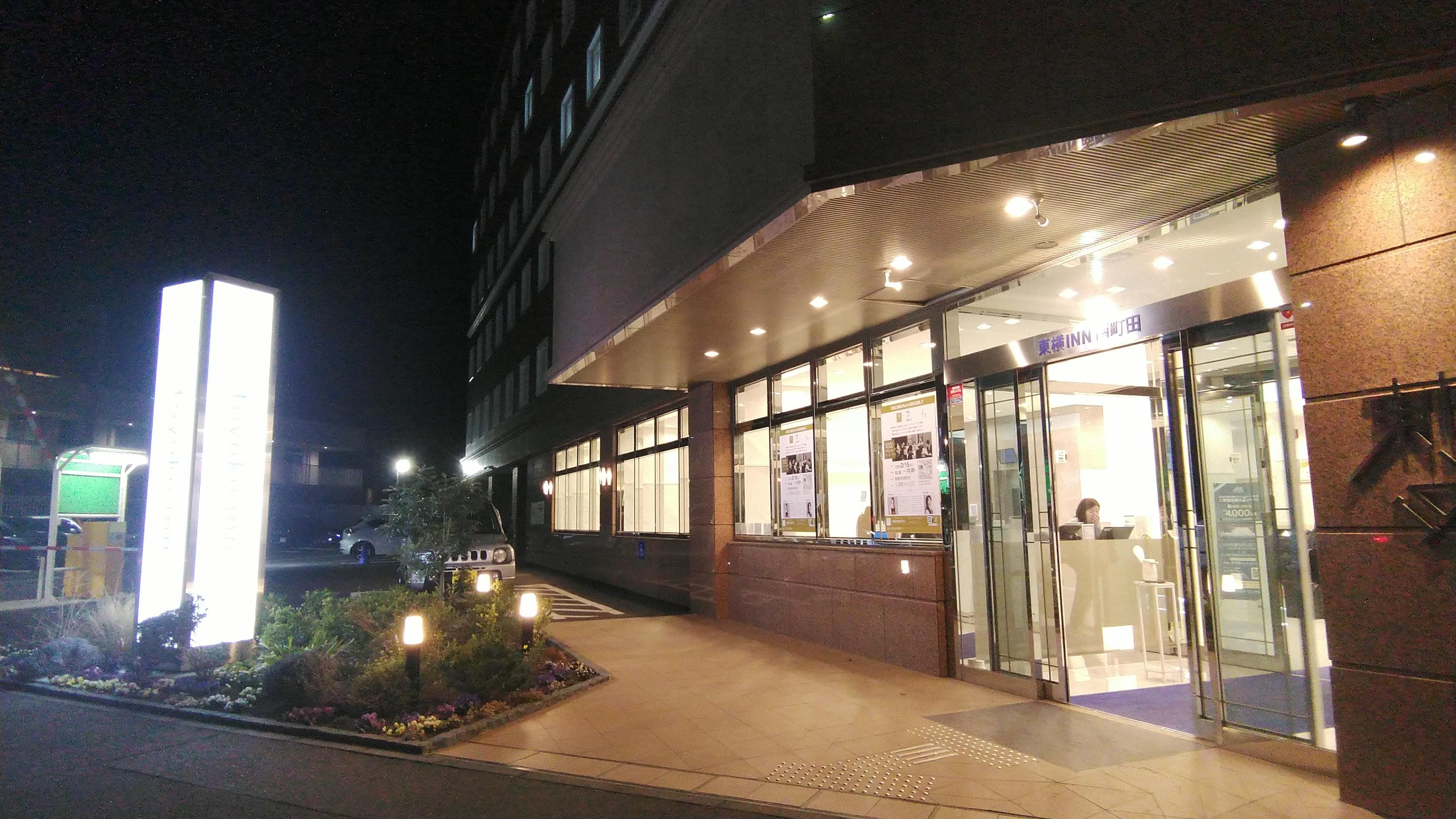 ホテル玄関前。