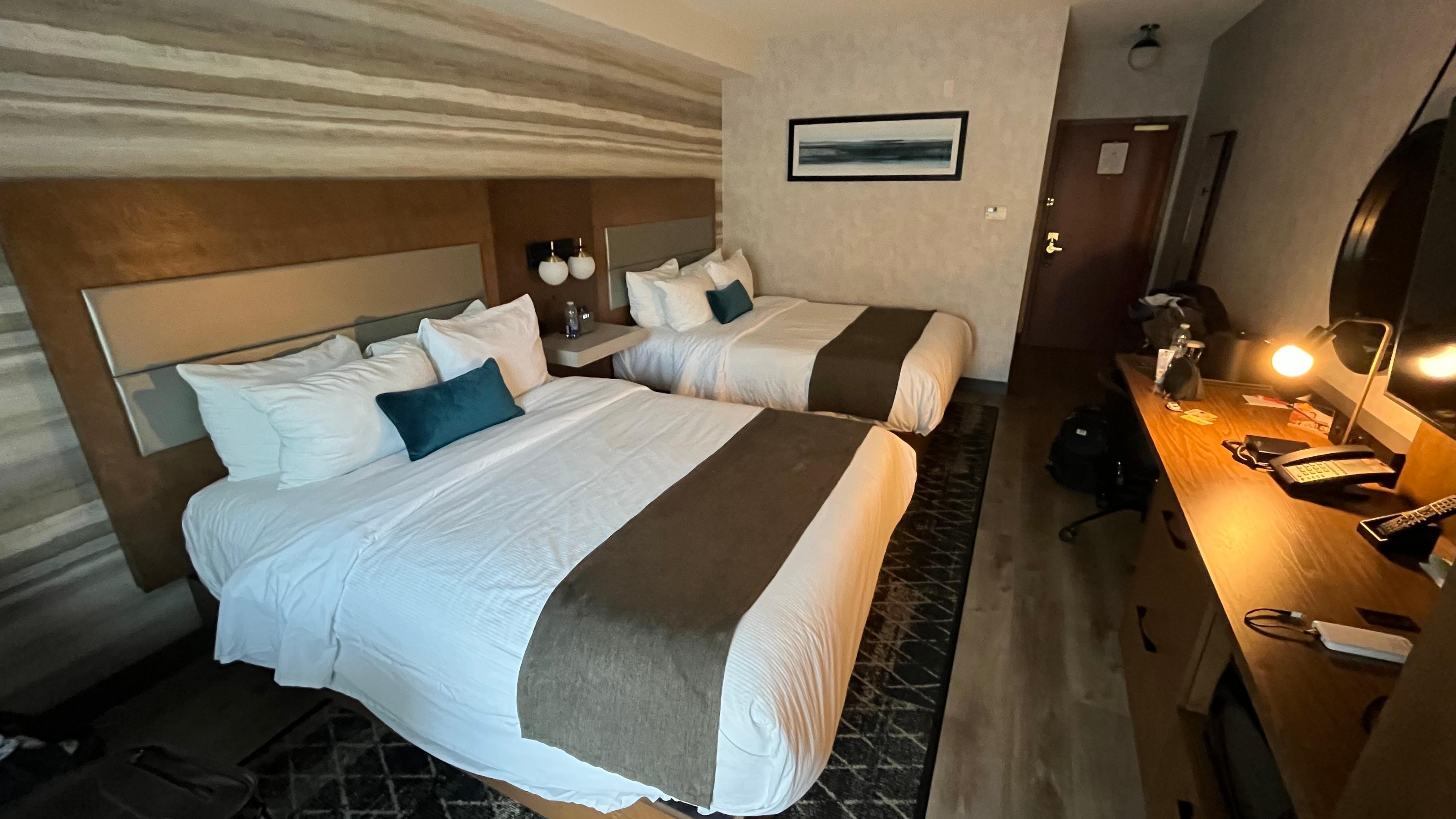 Apartamento com duas camas Queen.