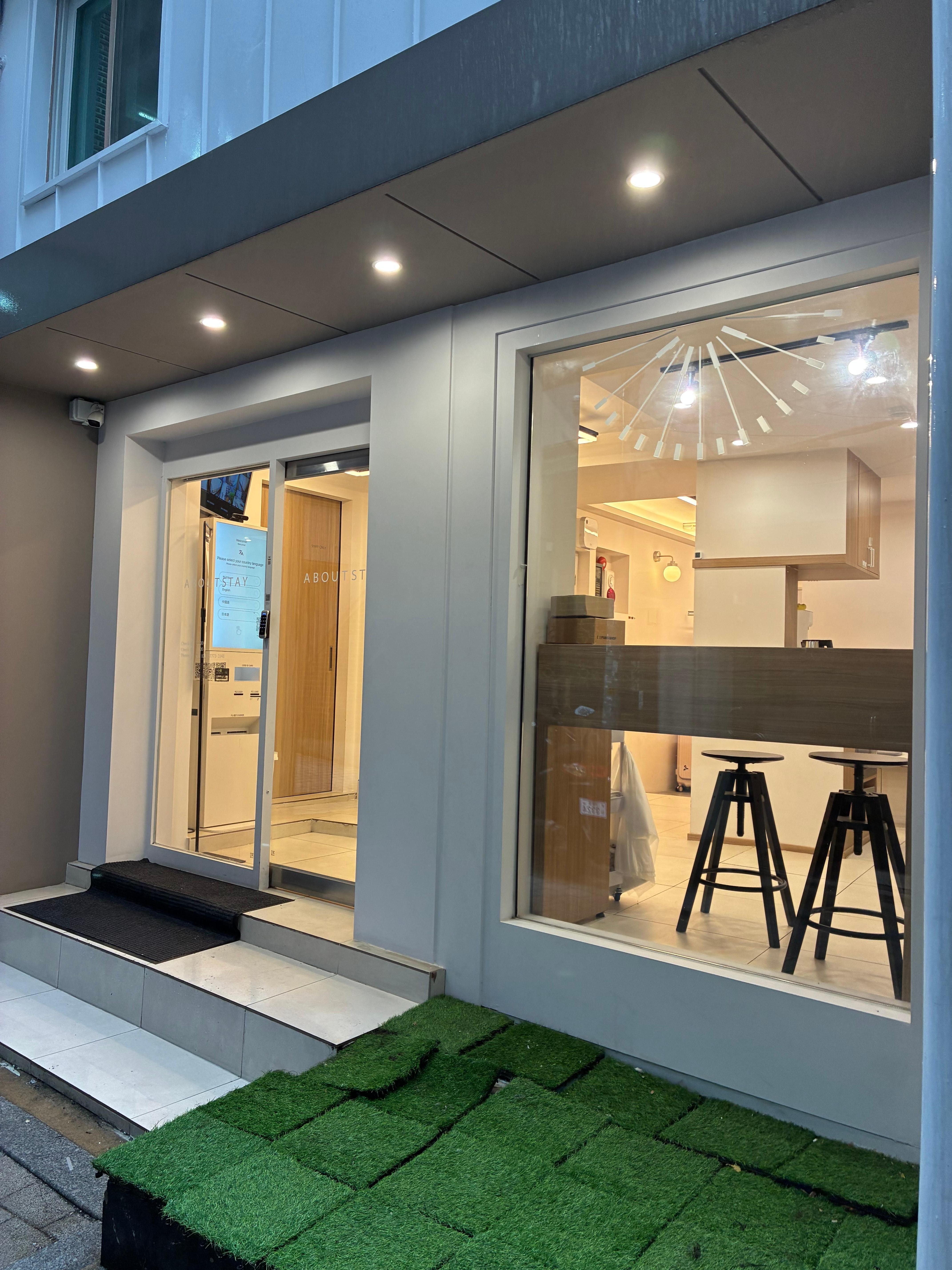 入り口入ったところには給水機、紙コップ、バスタオル、ハンドタオル、歯ブラシなどがおいてあります。