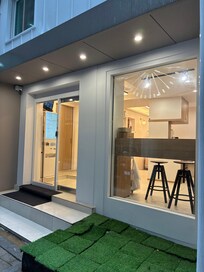 入り口入ったところには給水機、紙コップ、バスタオル、ハンドタオル、歯ブラシなどがおいてあります。