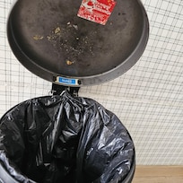 Stinkender ungereinigter Mülleimerdeckel