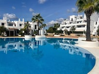 Logement avec vue sur la piscine