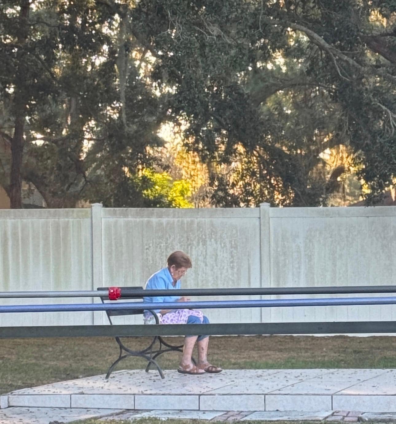 Mi madre querida arreglando el vestido de su nieta para su baby shower 