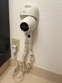 洗手间里的电吹风里厚厚的灰尘