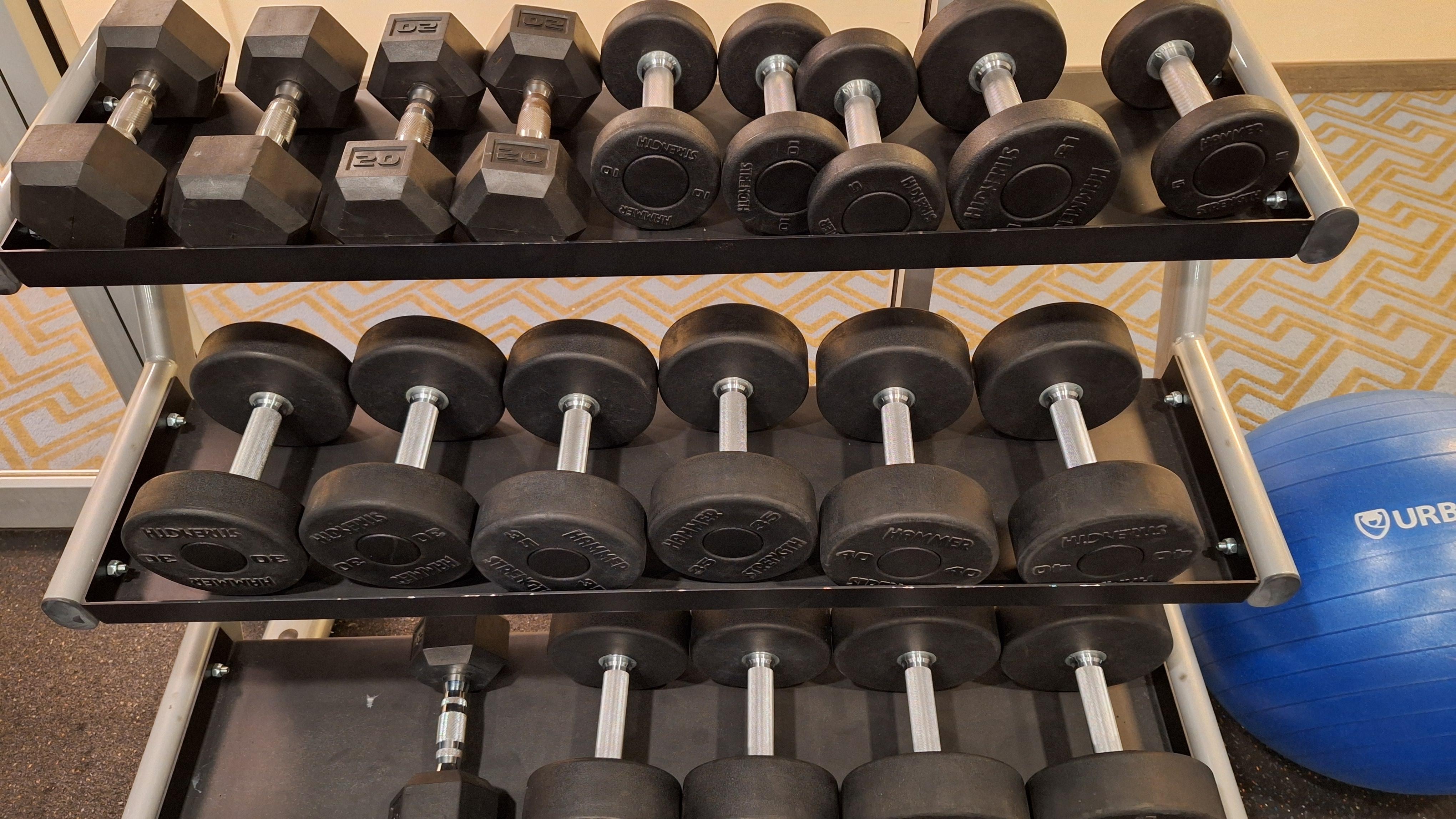 ジム（ホテル内matという表記で、他数台マシンありでタオル+水がありました）