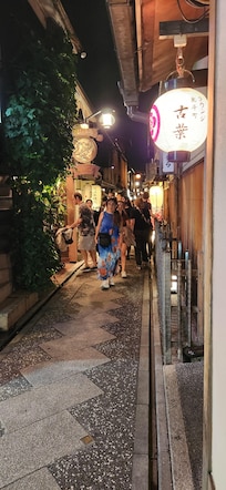 Restaurant zone 30 minutes walk away