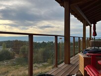 Vue sur le Lac Okanagan sous la fumée des feux de forêt