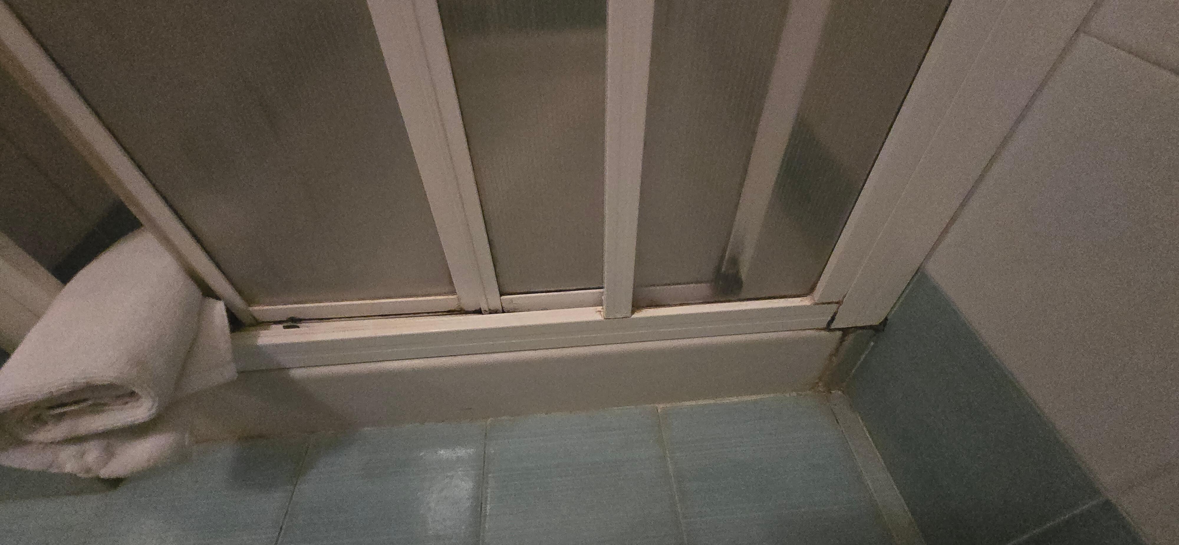 Duschkabine alt und schwarzer Schimmel 