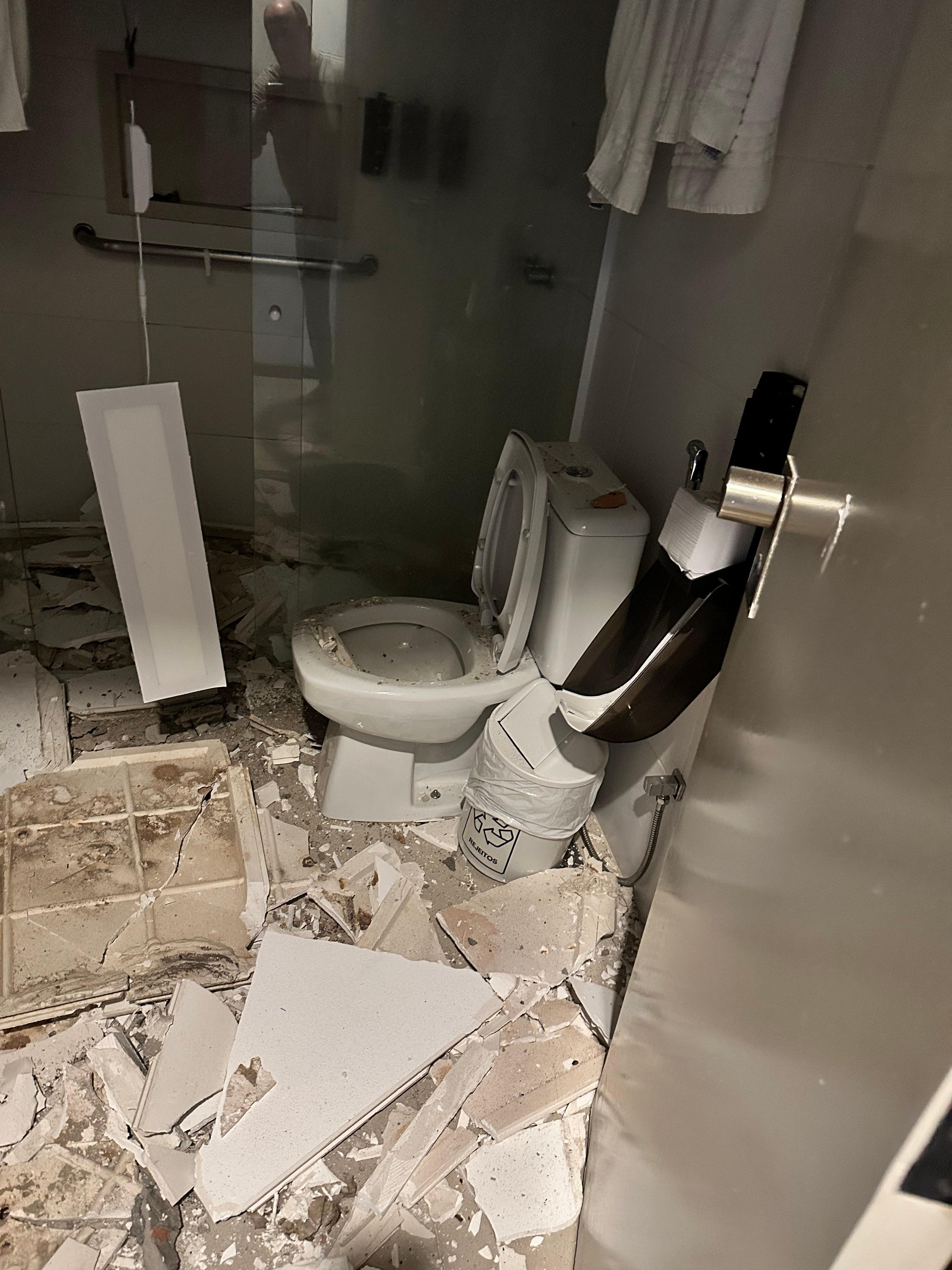 Desabamento teto gesso do banheiro quarto 706