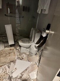 Desabamento teto gesso do banheiro quarto 706