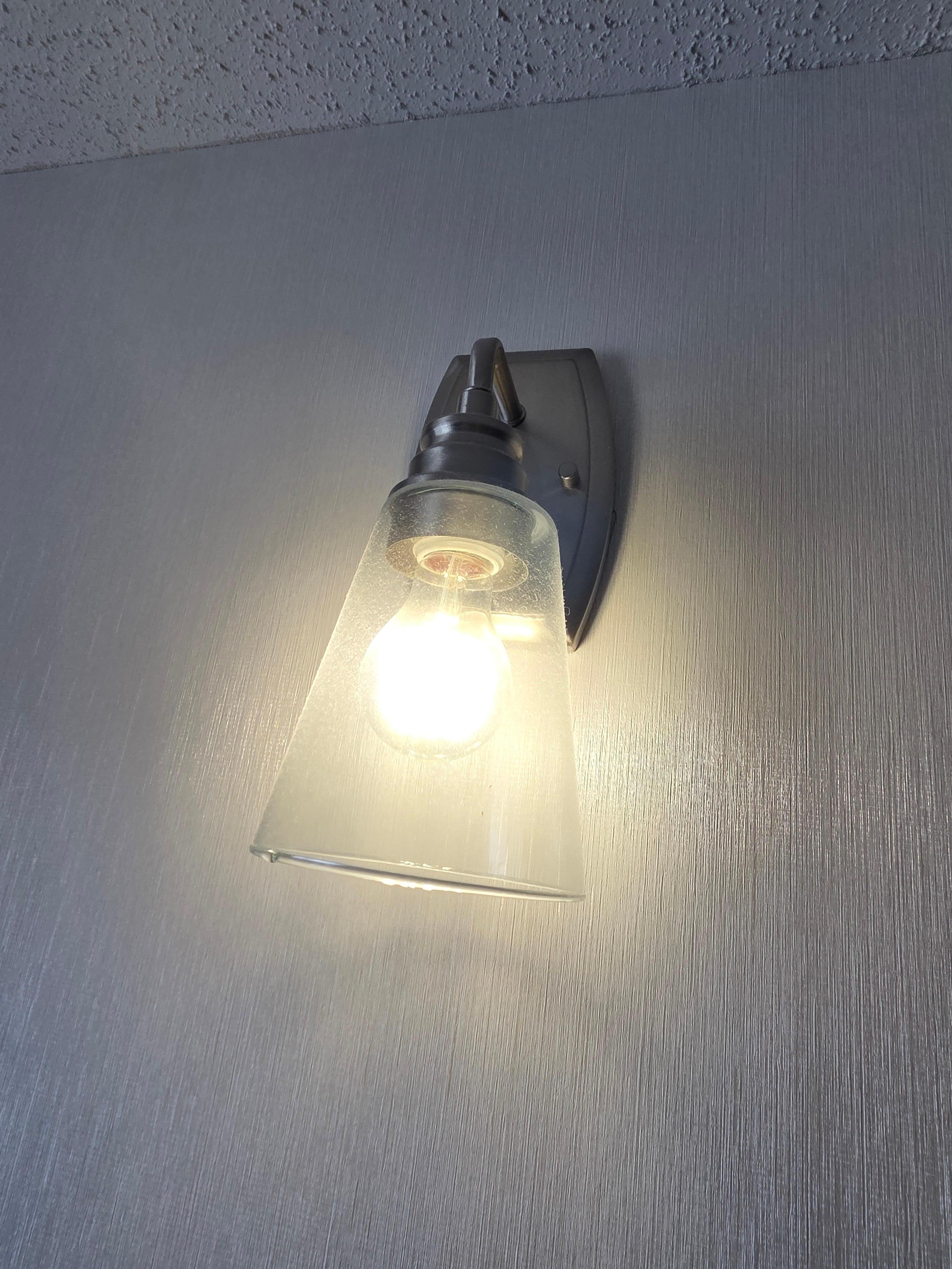 Le luminaire a pas du etre epousseté depuis des siecles