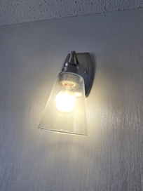 Le luminaire a pas du etre epousseté depuis des siecles