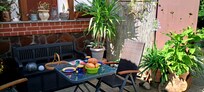 Sonniges Frühstück vor der Ferienwohnung