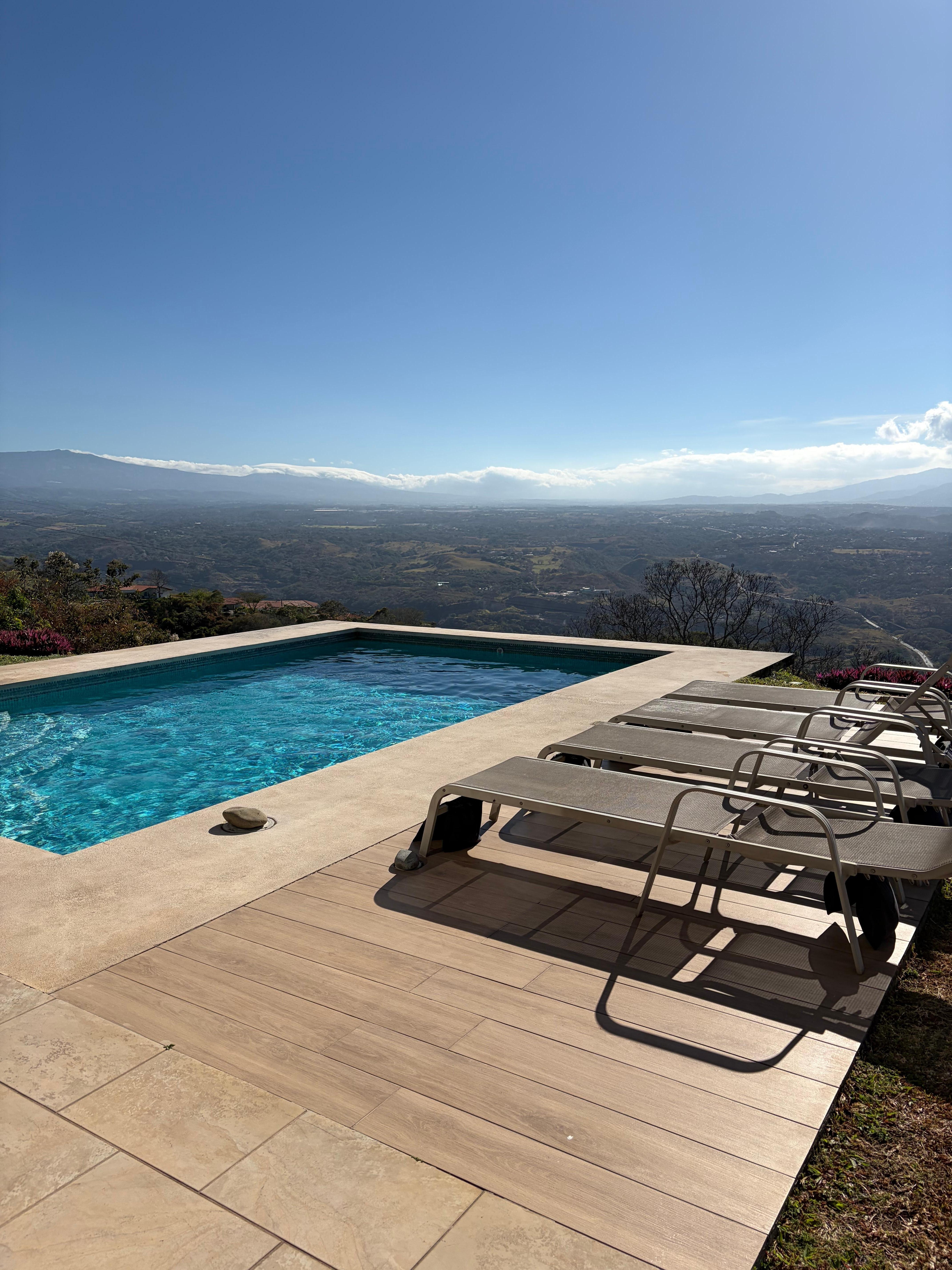 Beautiful views while enjoying the pool / sun tanning