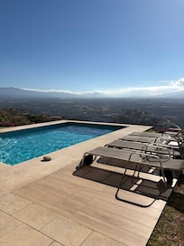 Beautiful views while enjoying the pool / sun tanning