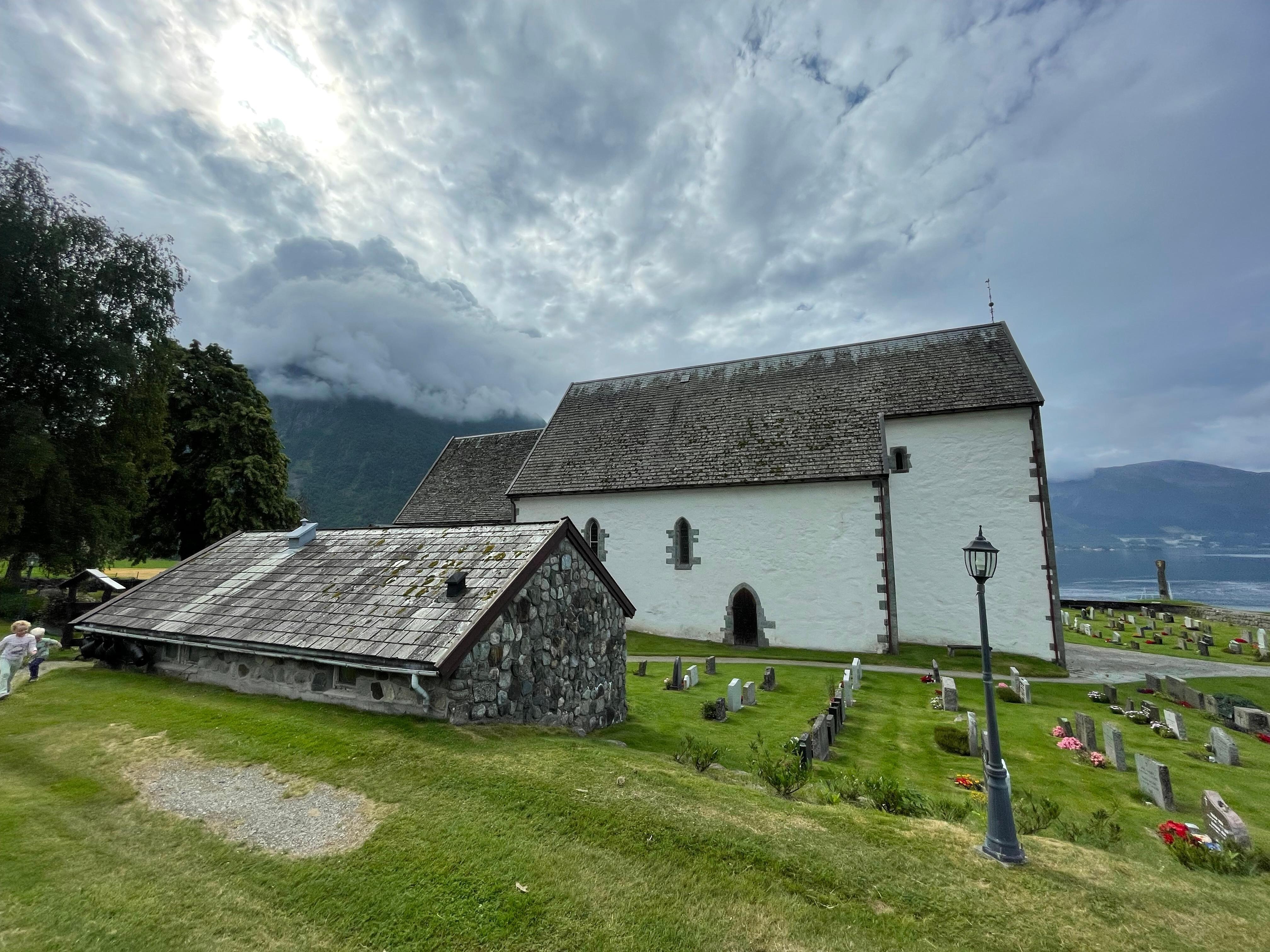 Utsikt opp fjellsiden, til kirken