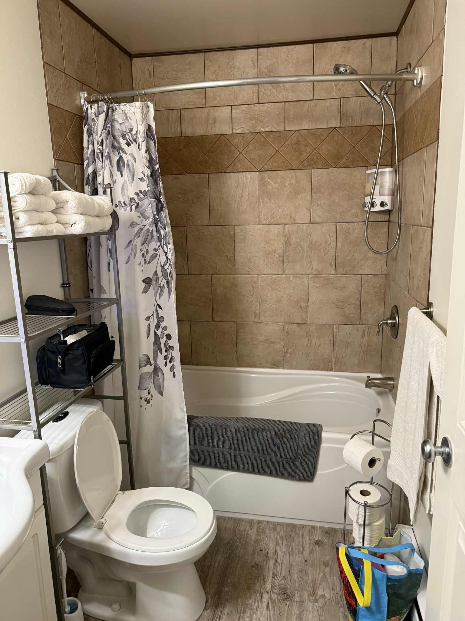 Bathtub is easy to get into for a shower