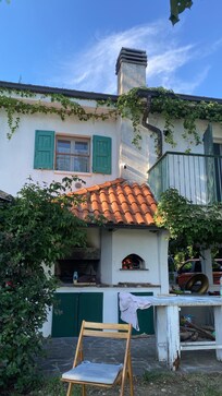 Haus mit Pizzaofen und offenem Grill