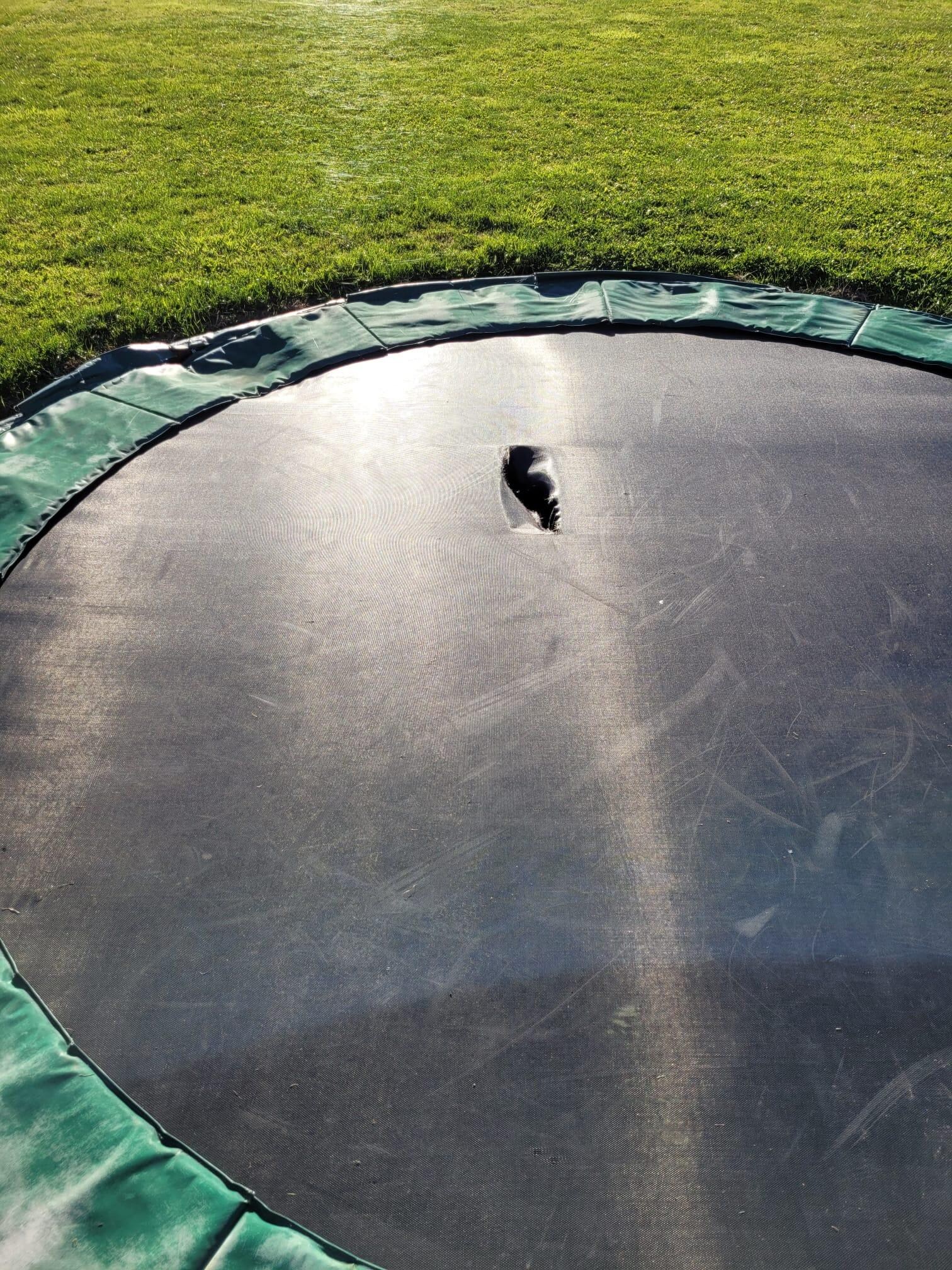 Loch im Trampolin, daher leider nicht gefahrlos zu nutzen