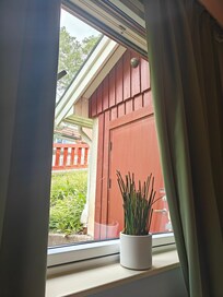 Verhot vähän avoimena. Kamera osoitti suoraan sänkyyn, joka oli ikkunan välittömässä läheisyydessä.