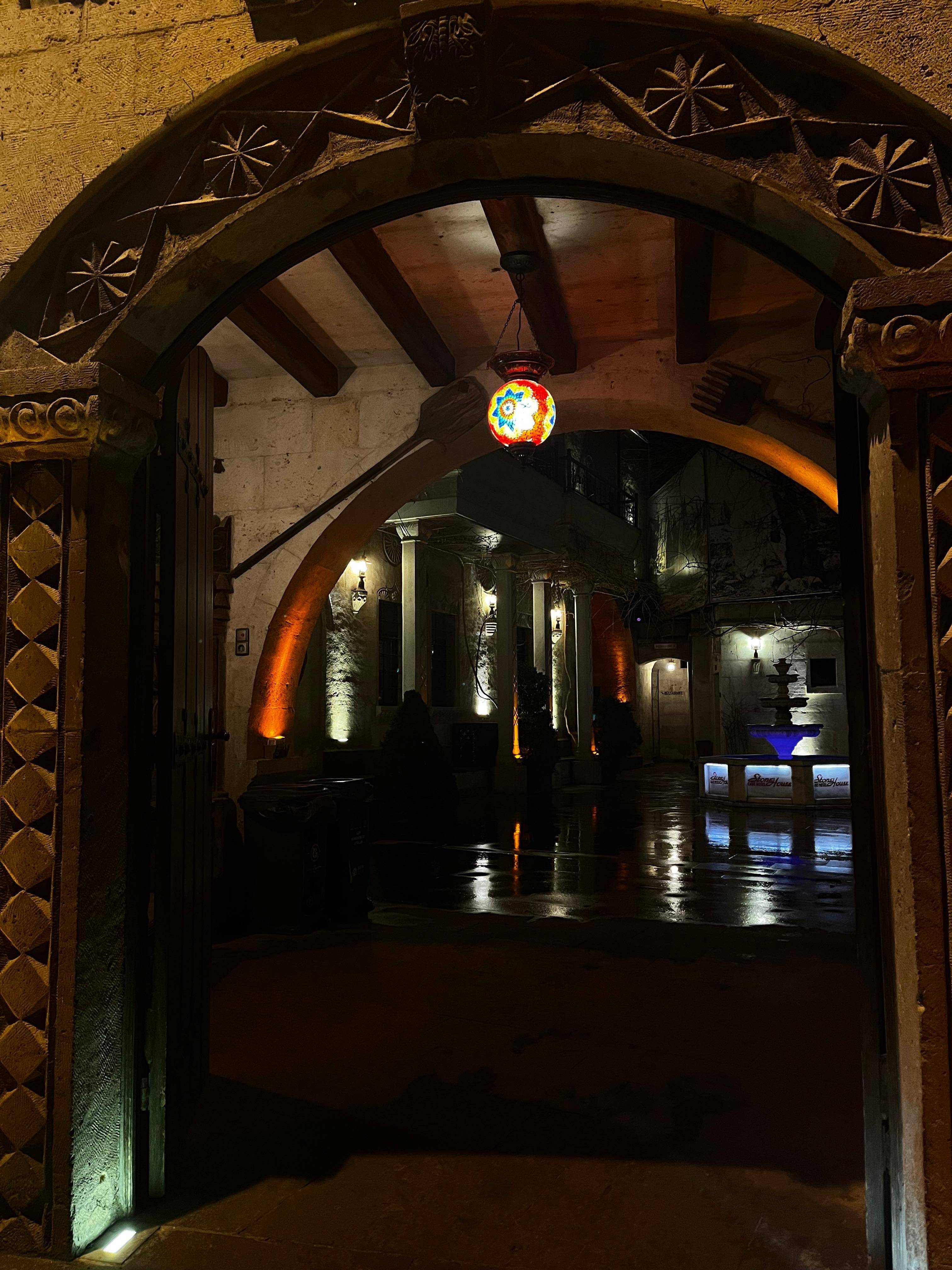 Tatsız bir olay yaşamamıza rağmen, çalışanlar hemen bizimle iletişime geçti ve ertesi gün bavullarımızın bulunduğunu bildirip bir kaç gün içinde de bize gönderdiler. Şükür ki bavullarımızı alan turistler yurtdışına çıkmadan farketmişler karışıklığı. 