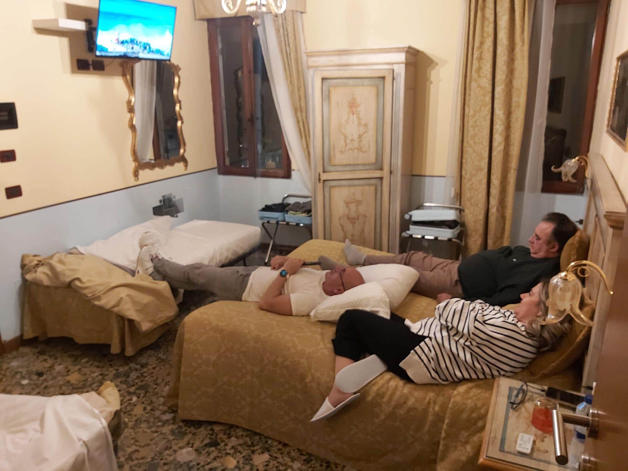 Habitaciones muy bien, agua caliente, toallas ,aire acondicionado y baño privado