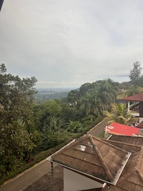 Un amanecer entre montañas