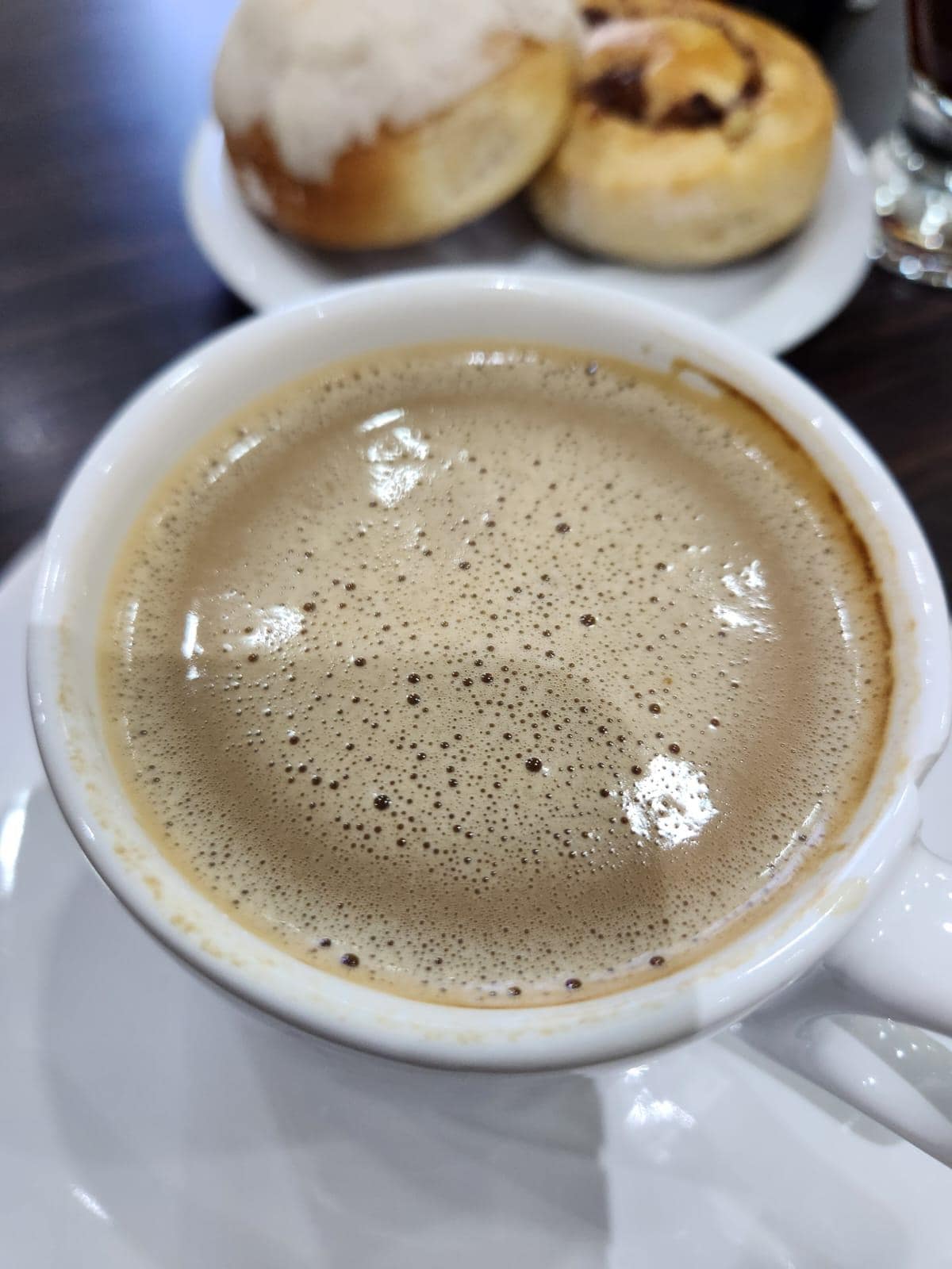 Mi capuchino con café en el desayuno Ibis. 
