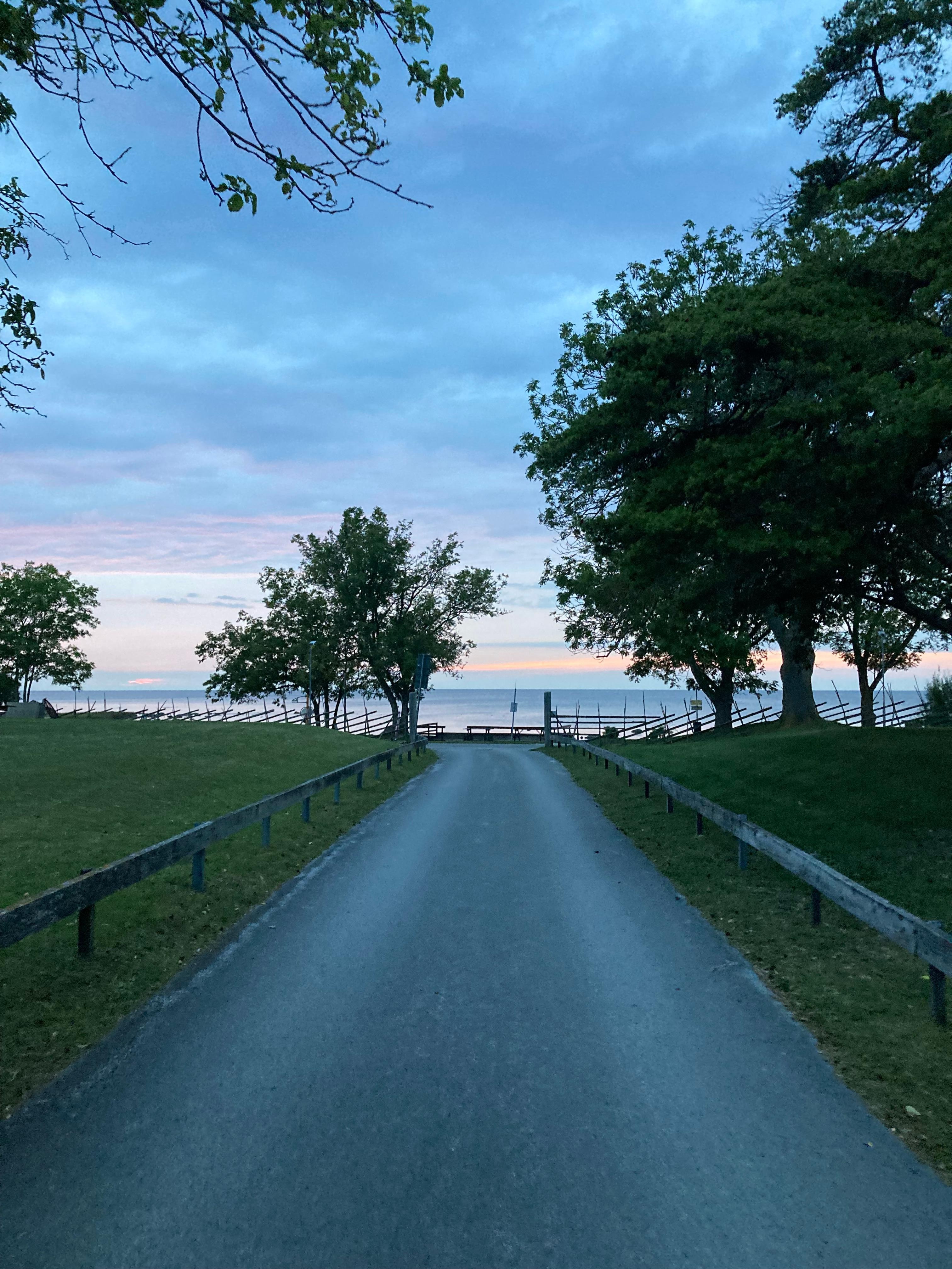 Vy från stuga ner mot havet
