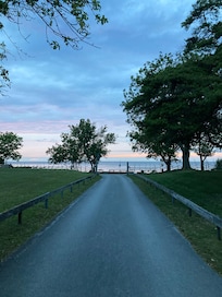 Vy från stuga ner mot havet