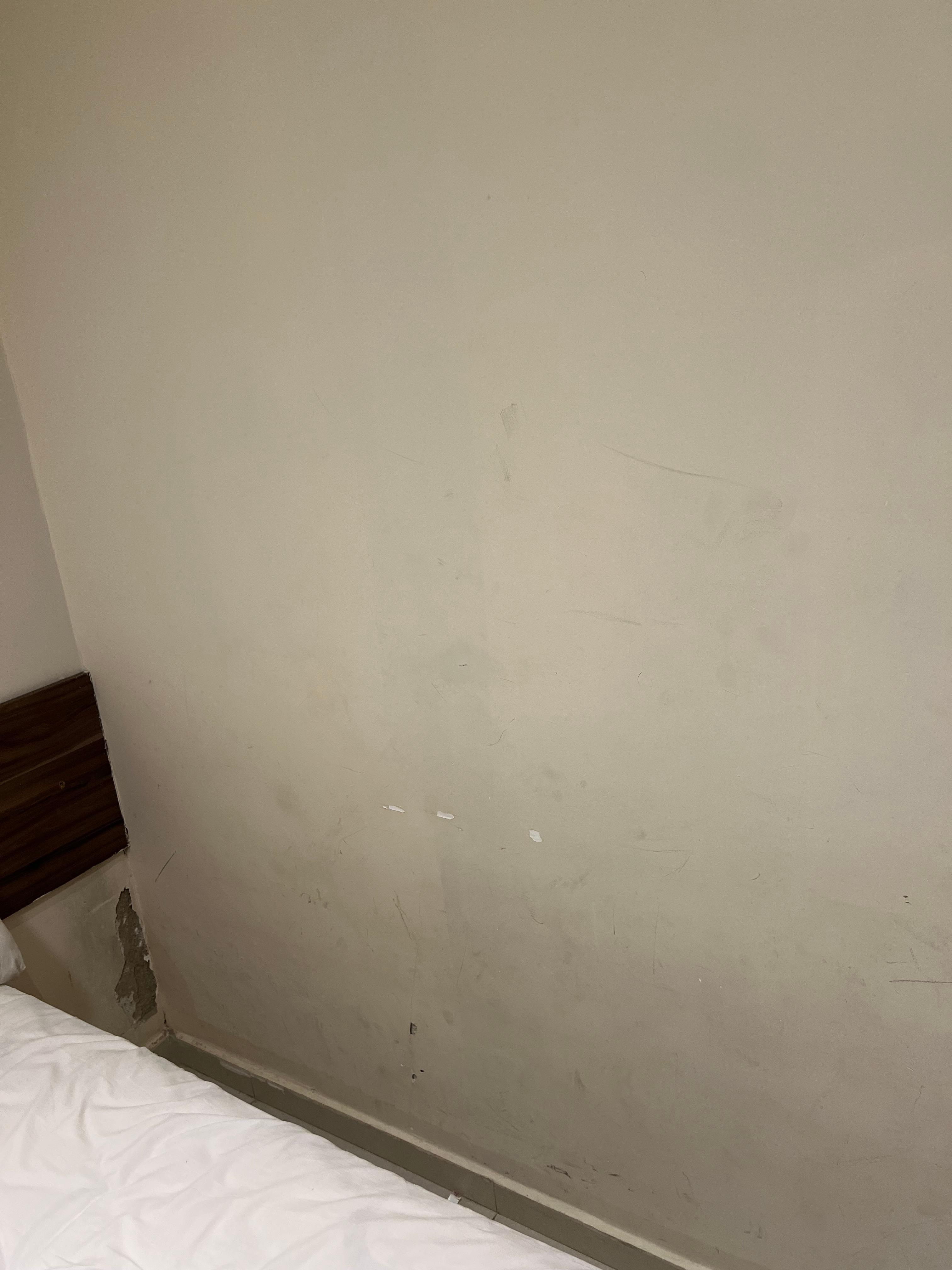 Parede manchada de sujo.