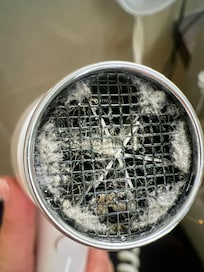 Sèche-cheveux mis à disposition dans la salle de bain