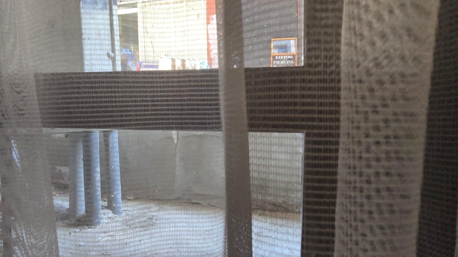 İzbe bir oda. Oda yol kotunun altında.