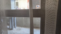 İzbe bir oda. Oda yol kotunun altında.