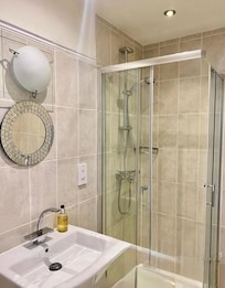 Generous bathroom with shower basin and w.c.