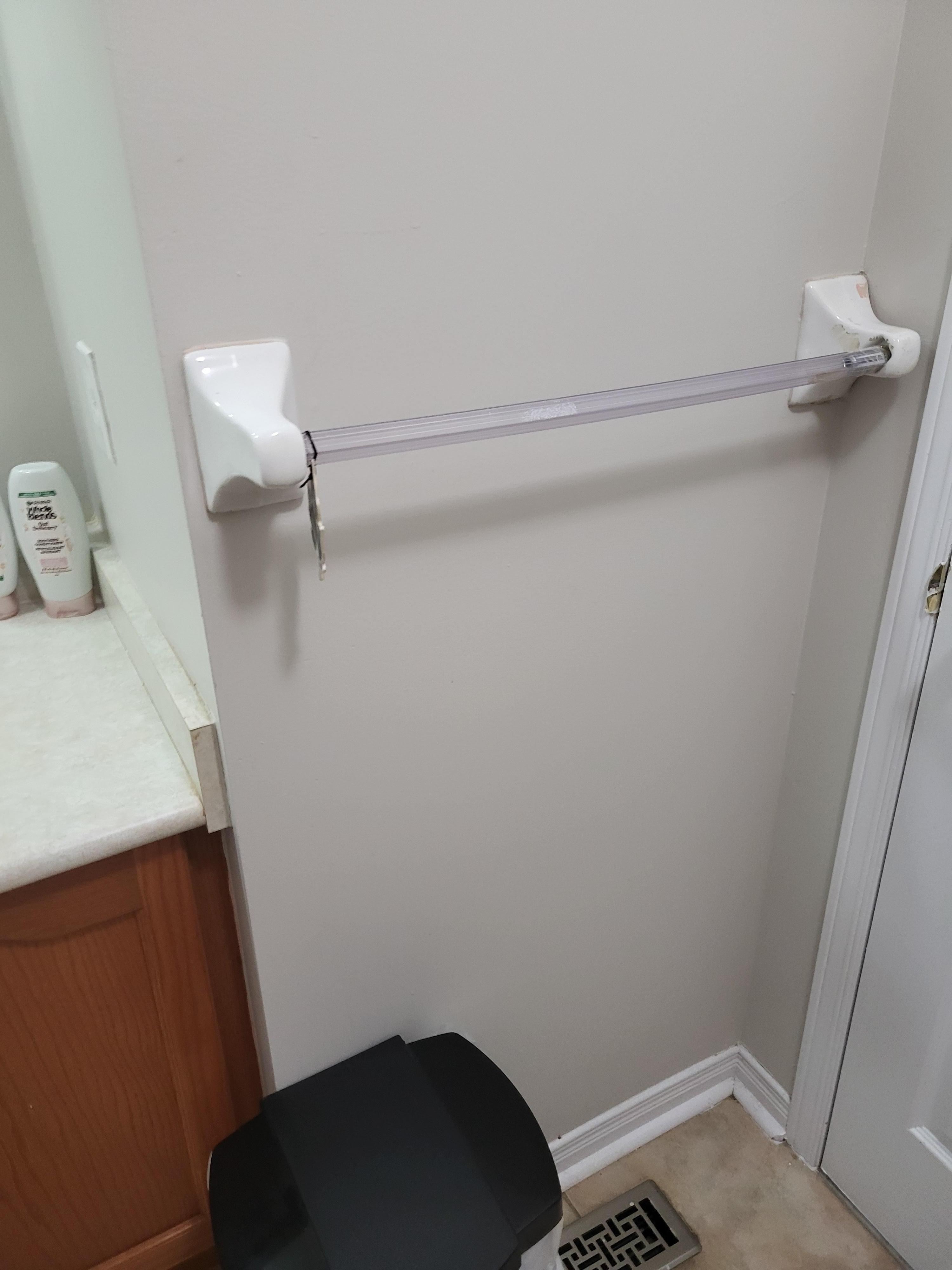 Bathroom towel rack