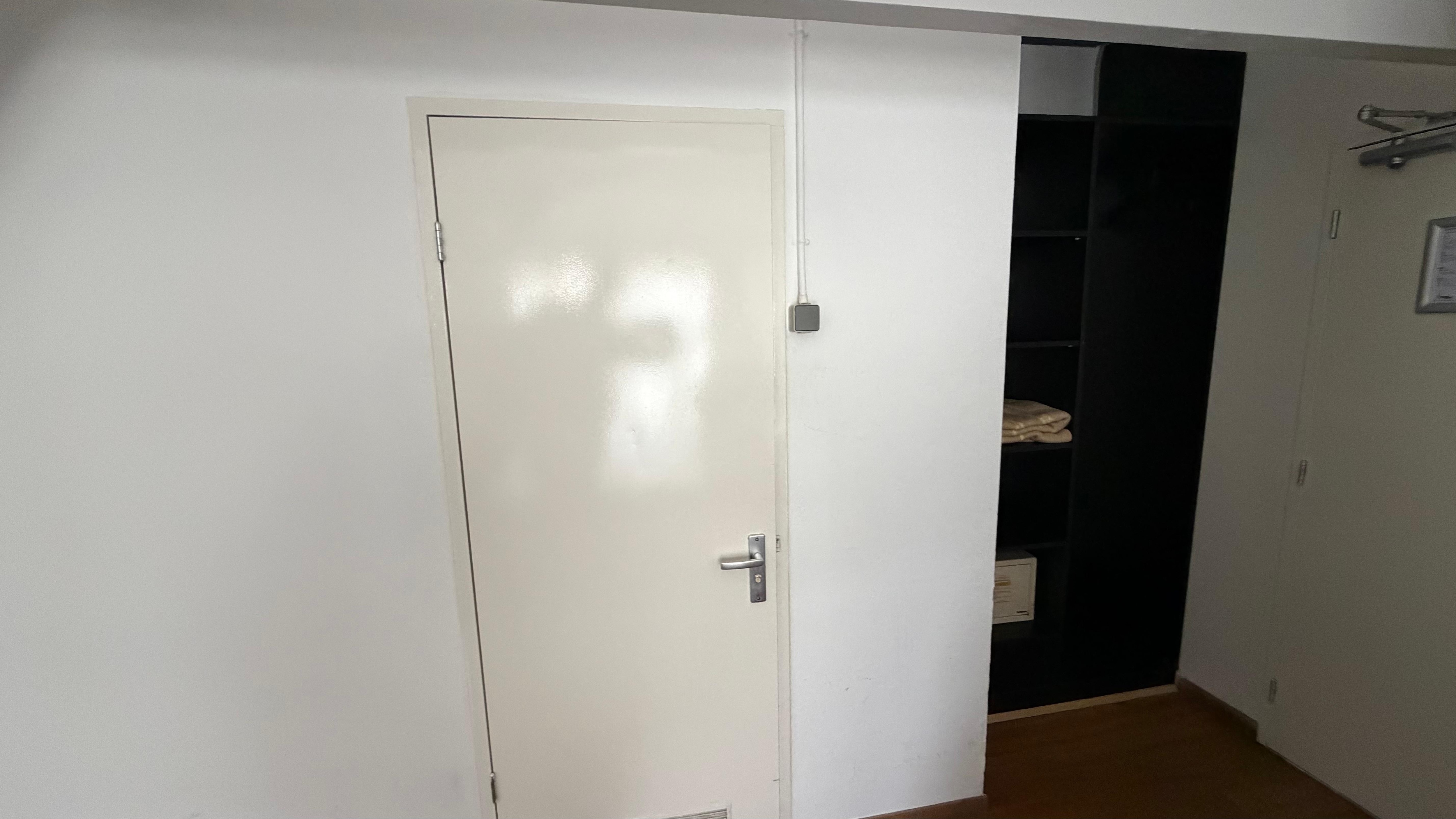 Entrada banheiro e armário