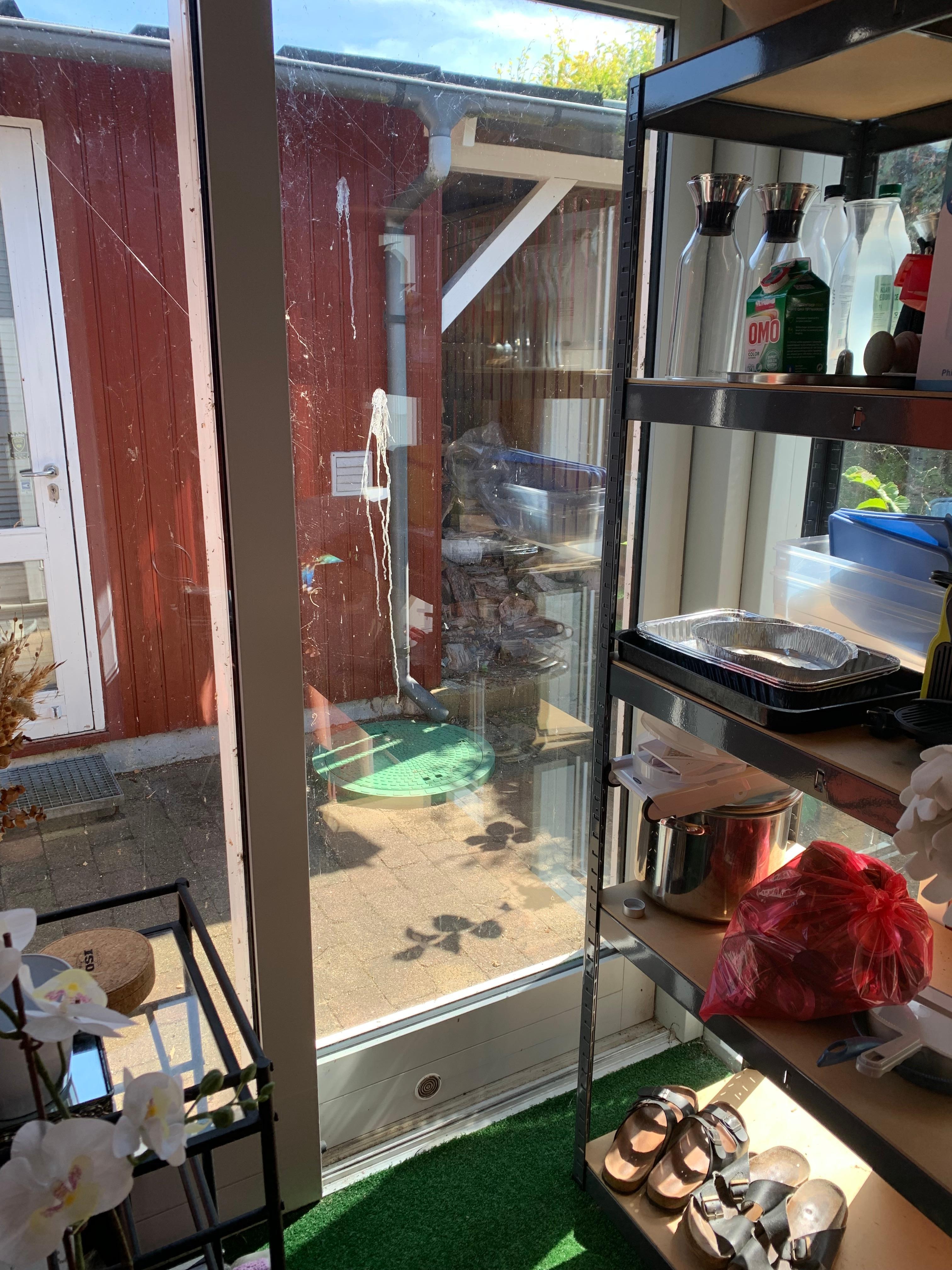 Rodet depot og uvaskede vinduer
