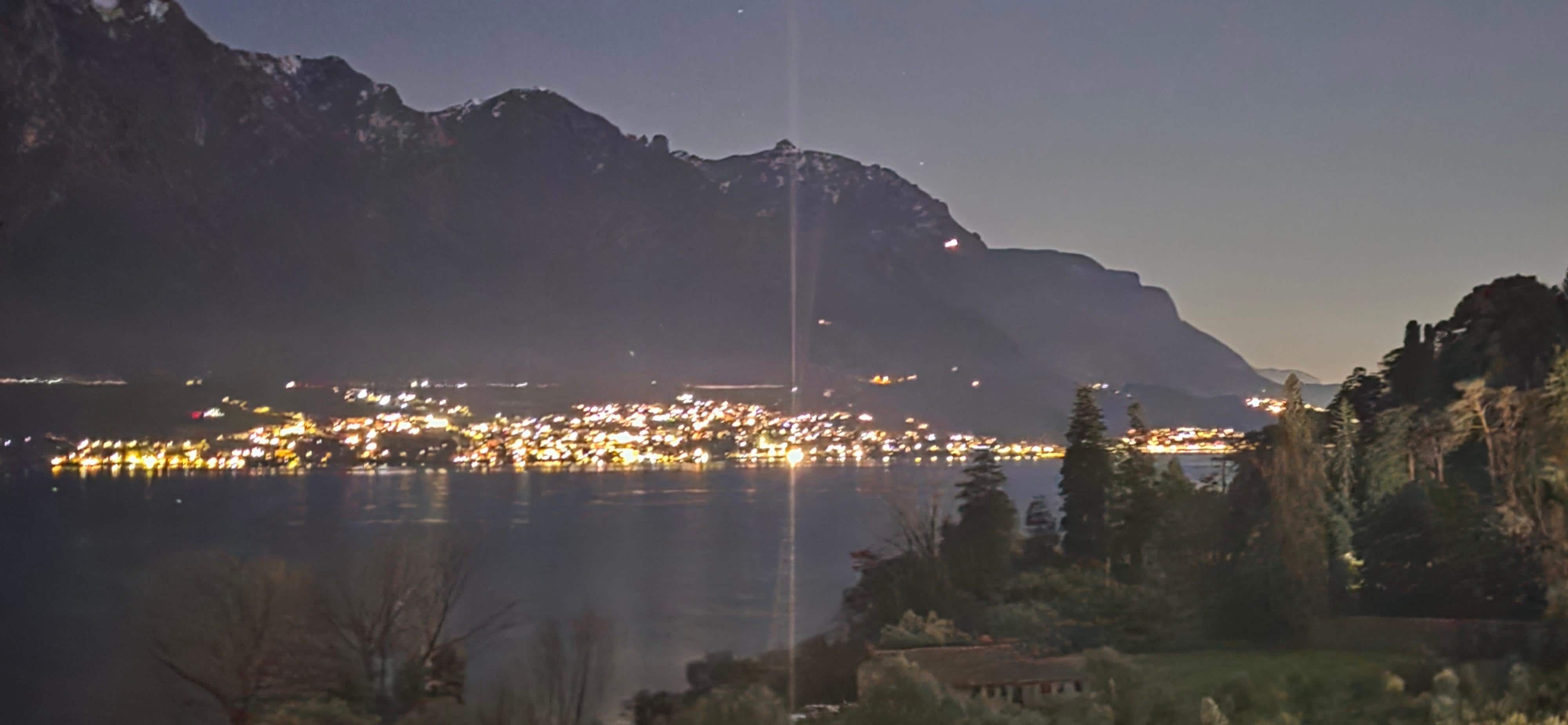Ein Bild an einem späten Abend. Der Ausblick vom Balkon. 