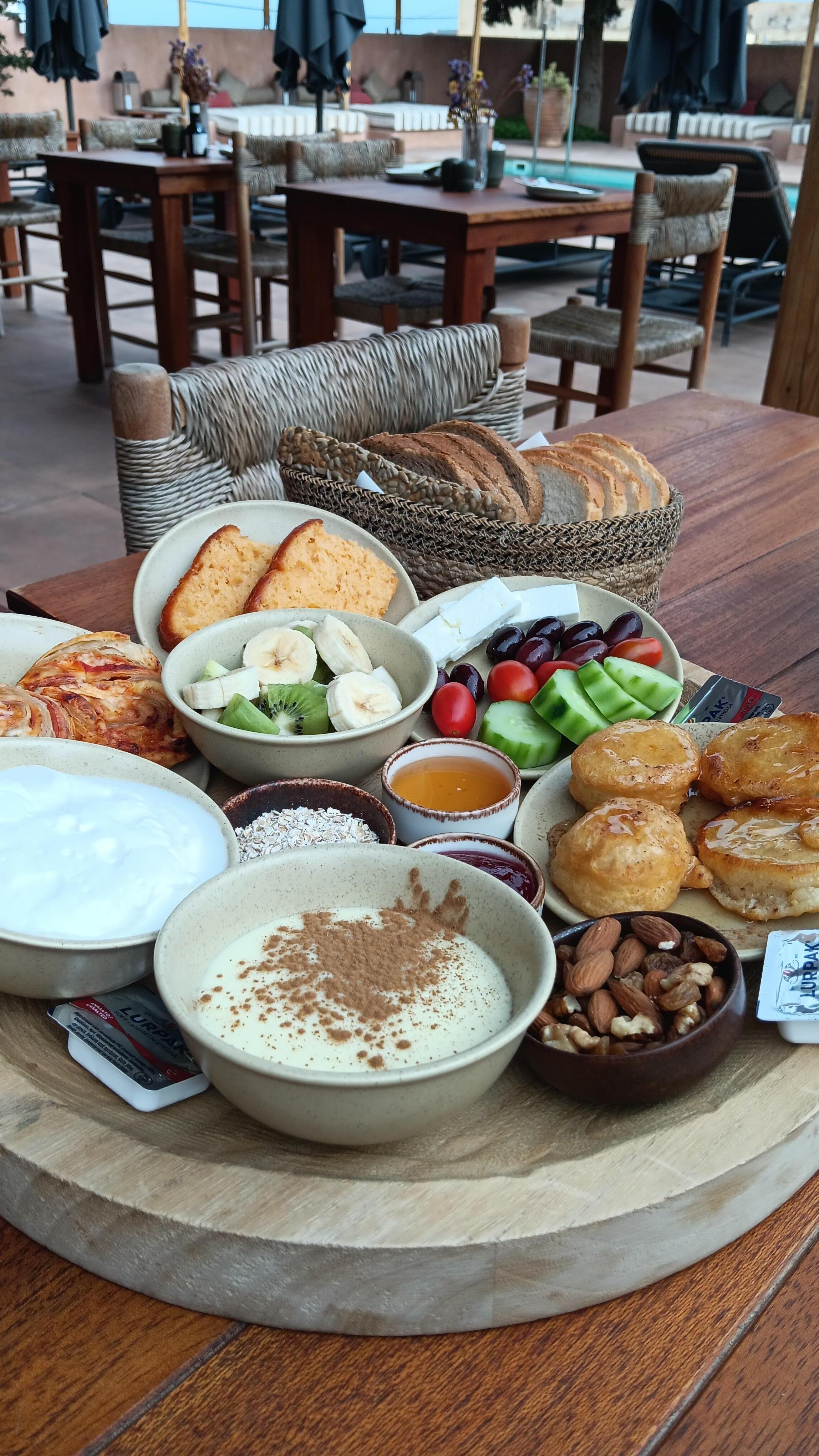 Breakfast was plentiful, you could add eggs, bacon, hot drink included.