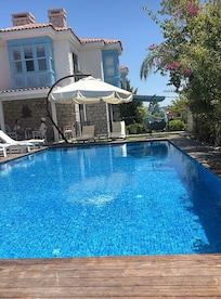 Tertemiz havuz doğa ile içiçe