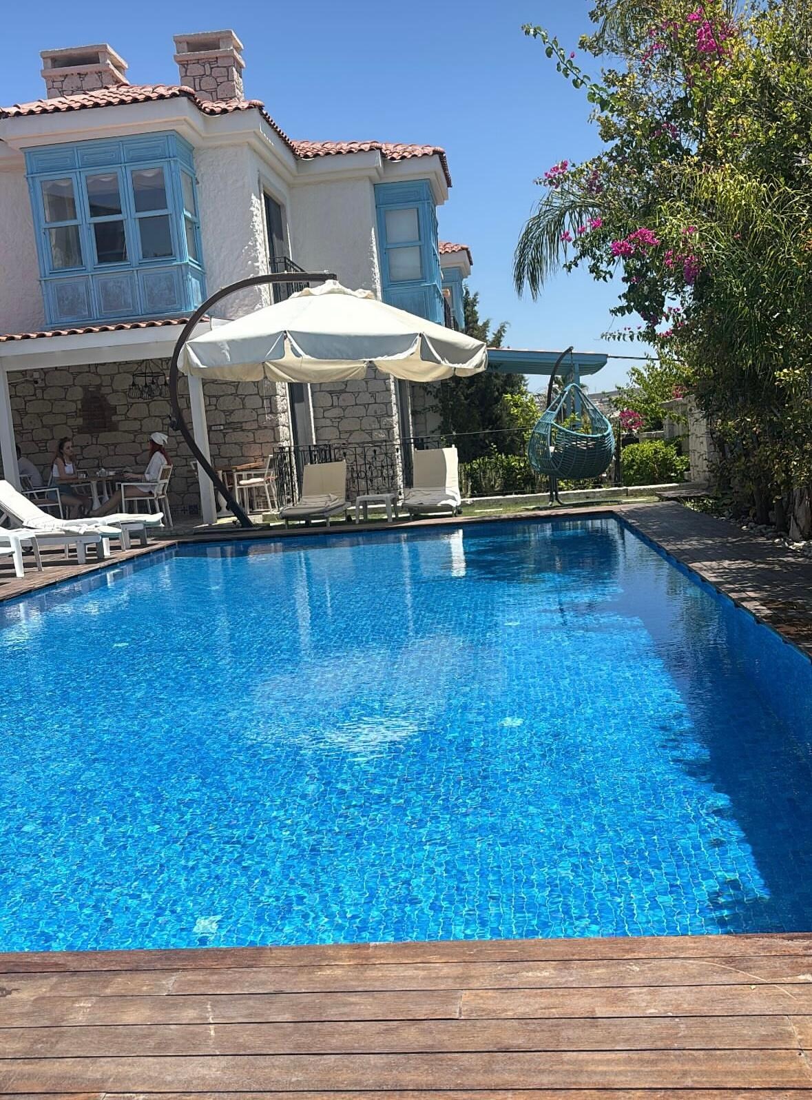 Tertemiz havuz doğa ile içiçe