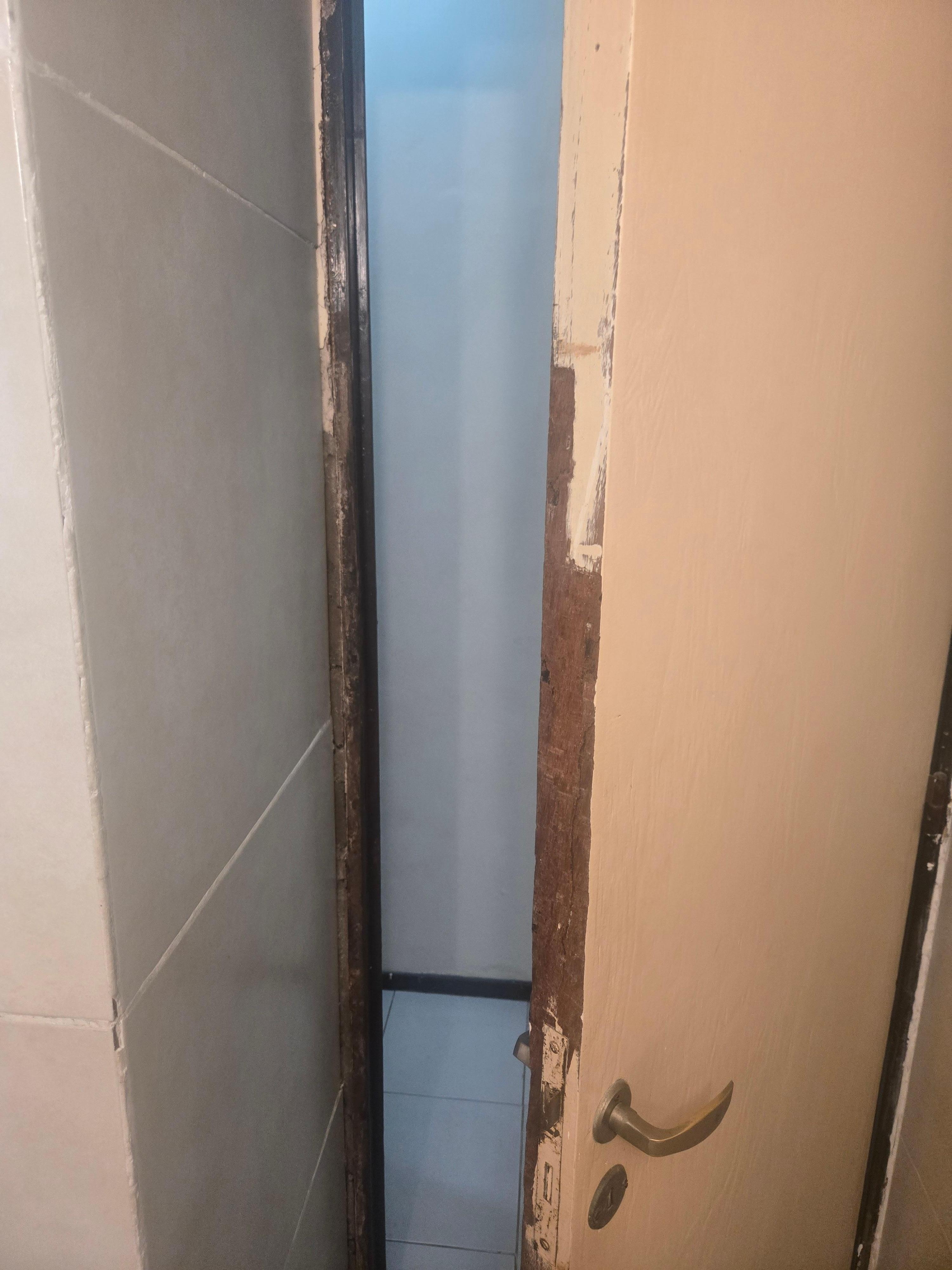 Dörren till toalett går ej stänga