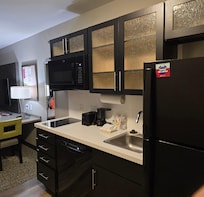 Nice kitchenette with all of the necessities...
