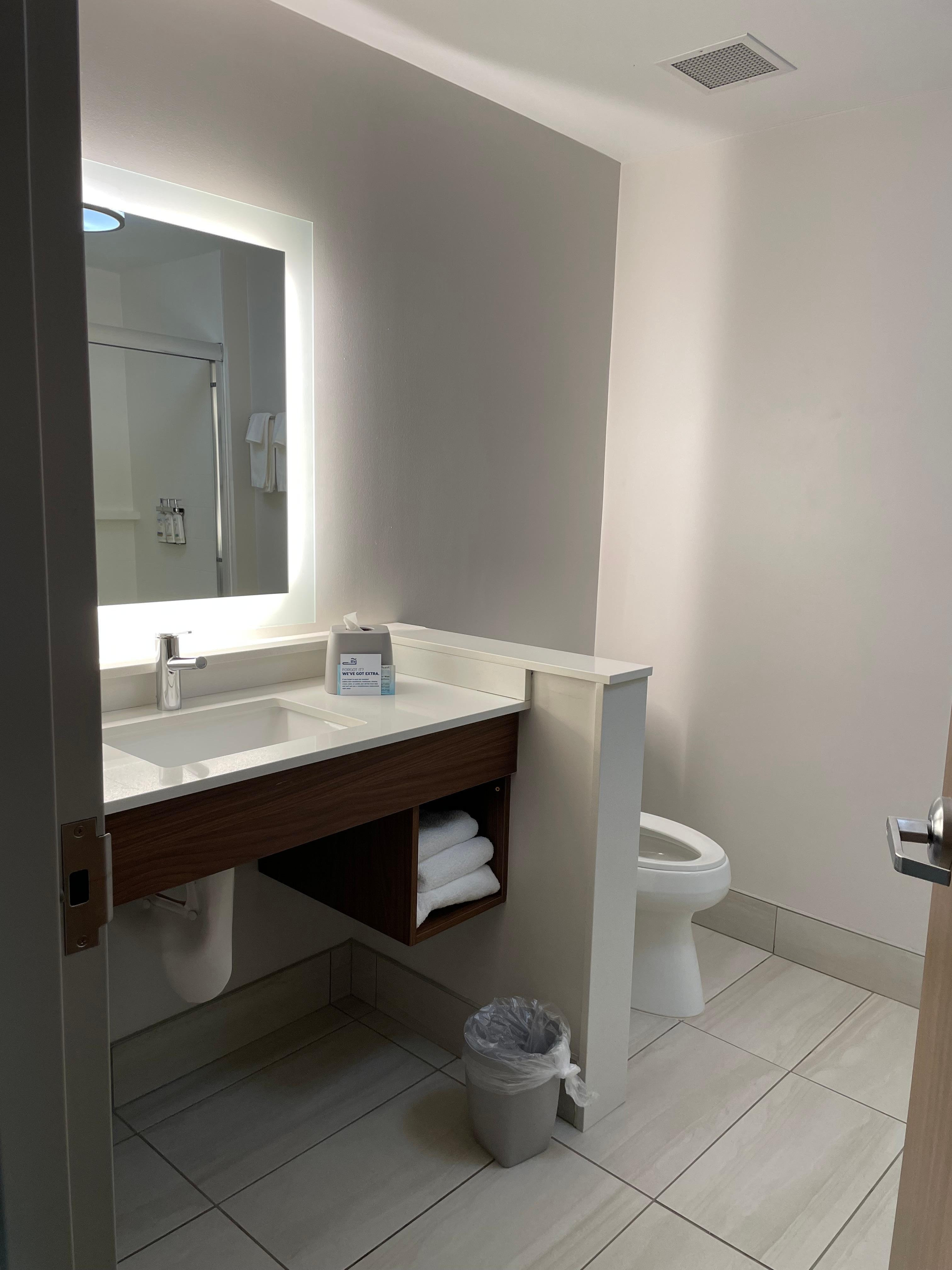 Love that bathroom mirror!