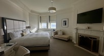 Nebenzimmer der Elizabeth II - Suite mit Kingsize-Bett und Ottomane