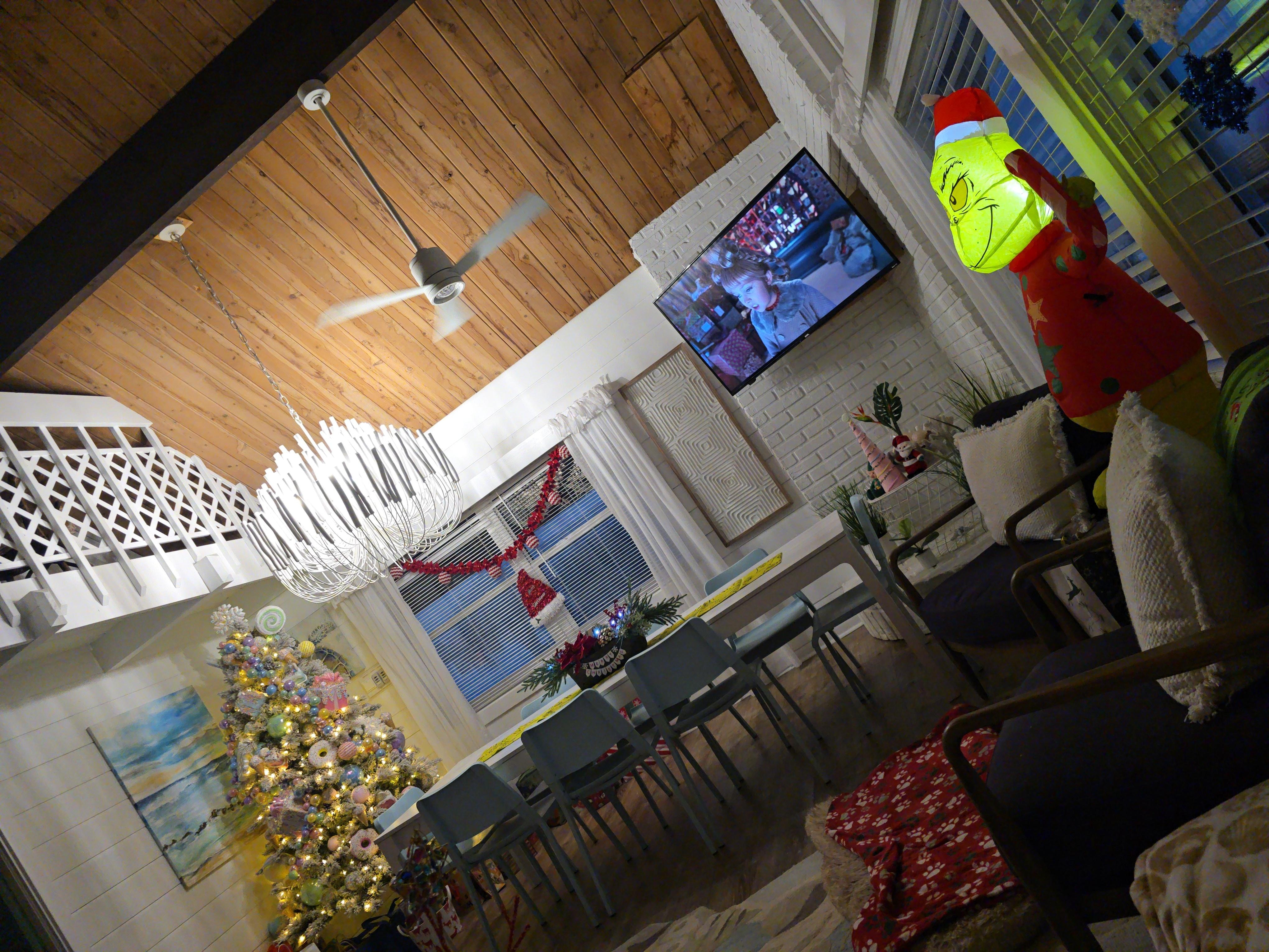 Upstairs living room with a large table was perfect for our family!