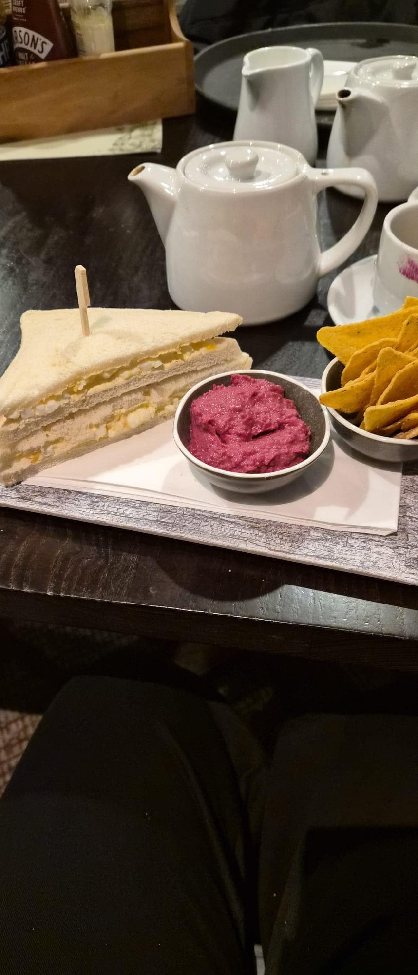 The sandwich was described as being prepared with bloomer bread, but was instead provided with thin white bread.